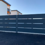 Cancello carraio a due ante con struttura in tubolare e lamiera di copertura tagliata al laser il tutto zincato e verniciato