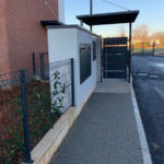 Tettoia sospesa con struttura in tubolare e lamiera tagliato al laser retta da un tirante in acciaio e tre piantoni a copertura di uno degli ingressi con cancelletto pedonale in lamiera tagliata al laser e maniglione in acciaio inox, recinzione mod. electrorete e realizzazione della copertura per i contatori il tutto zincato e verniciato