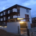 Recinzione mod. Electrorete, tettoia su ingresso pedonale con illuminazione e vasche per fioriere con parapettino annesso sui terrazzi il tutto zincato e verniciato